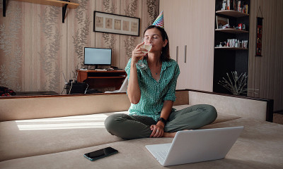 隔离期间女孩在网上庆祝生日。