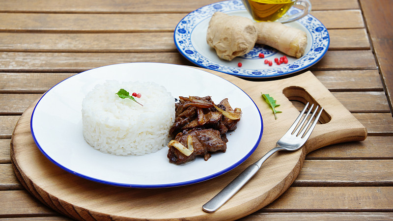 辣酱牛肉和块根芹姜饭