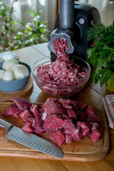 用绞肉机绞肉，逼肉