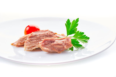 炖肉与香草孤立在白色背景