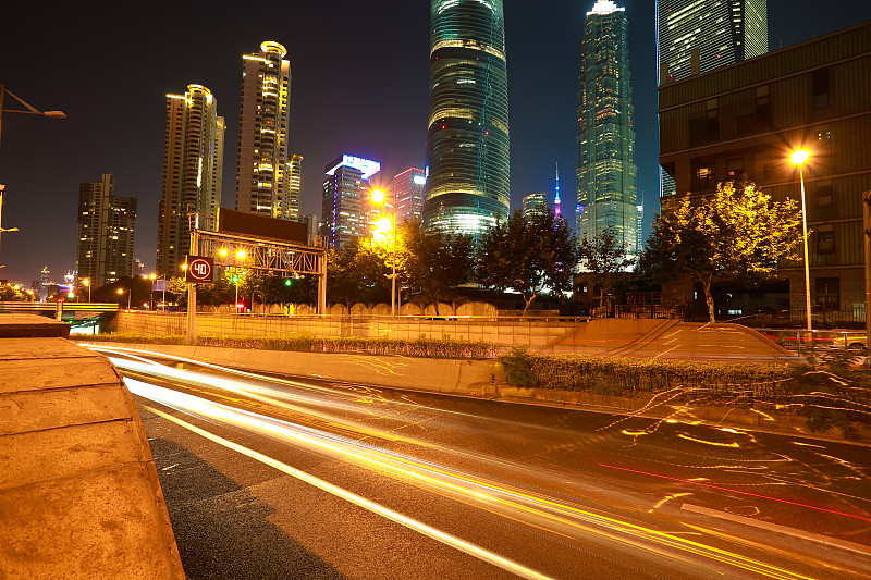 空路面与城市地标建筑的夜晚