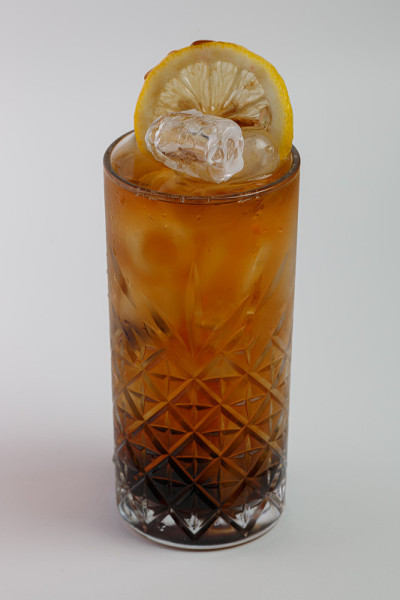 美丽可口的鸡尾酒在一个透明的装饰玻璃