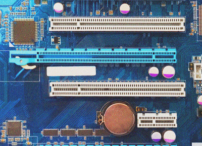 电脑主板。用于视频显卡的PCI Express或PCI- e插槽。微电路，PCI，电容，俯视图。程式