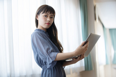手持电脑的女子