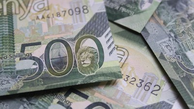 500肯尼亚先令钞票上一堆500先令钞票，俯视。
