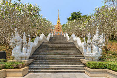 通往Phra Mahathat Chedi Phakdee Prakat宝塔的楼梯，在Baan Gr