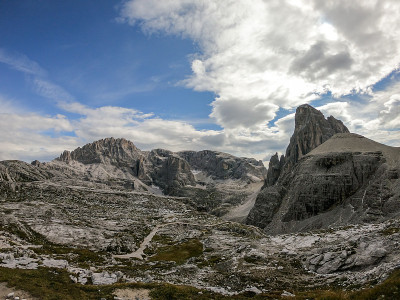 Oberbachernspitze -一个遥远的观点在一个高和荒凉的山峰在意大利白云石。