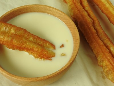 在台湾，油条通常在早餐时配豆浆吃。