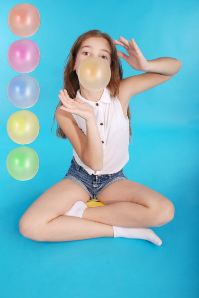 小女孩在嚼口香糖