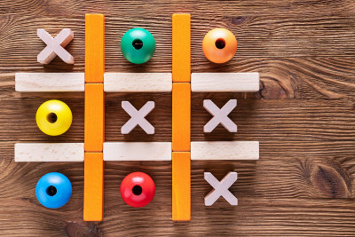 木制的tic tac toe (OX)游戏。战略、风险、商业竞争的概念。