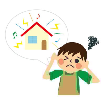 生气的男孩捂住耳朵以免听到噪音。