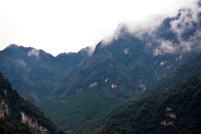 云雾缭绕的山脉，乐山市，四川省，中国。