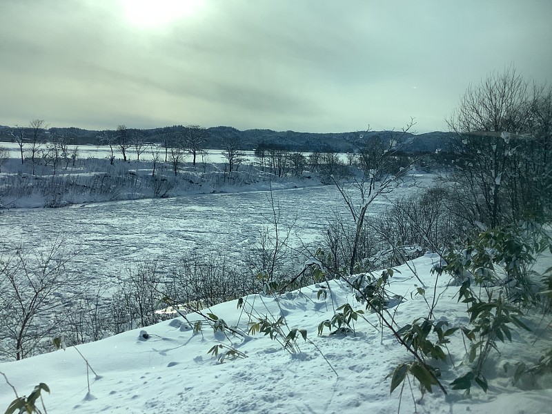 北海道北部的特西欧河冬季的雪景