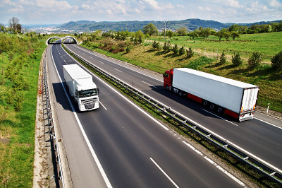 高速公路与动物走廊过渡，两辆卡车