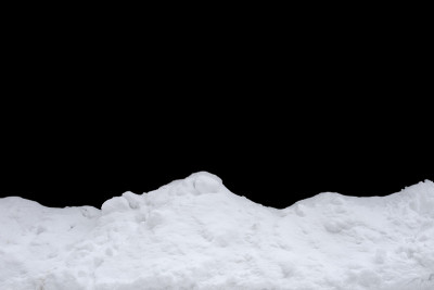 雪孤立在黑色的背景上。冬天的设计元素
