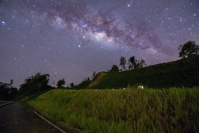 令人惊叹的美丽夜空银河系