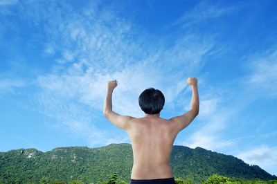 一个举起手臂的男人的后视图