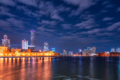 秋夜在俄罗斯叶卡捷琳堡市中心的池塘上。