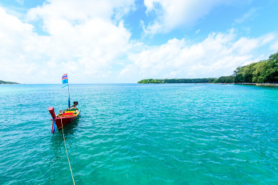 海滩上美丽的波浪