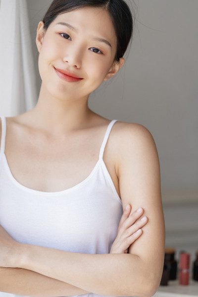美丽的亚洲少女坐在微笑与幸福和迷人