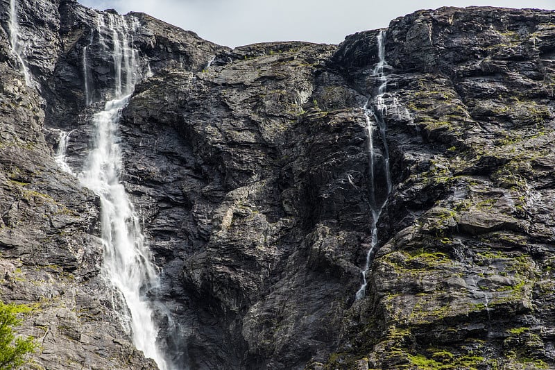 挪威山路。Trollstigen。挪威风景峡谷上的斯蒂格福森瀑布。