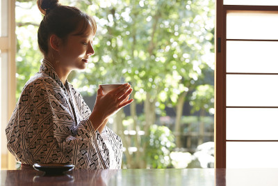 一个年轻的亚洲女人正在日本传统旅馆放松
