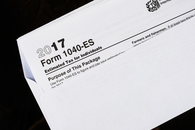 表格1040-ES估计个人所得税。2016/2017美国税收表格。美国空白税单。纳税时间。