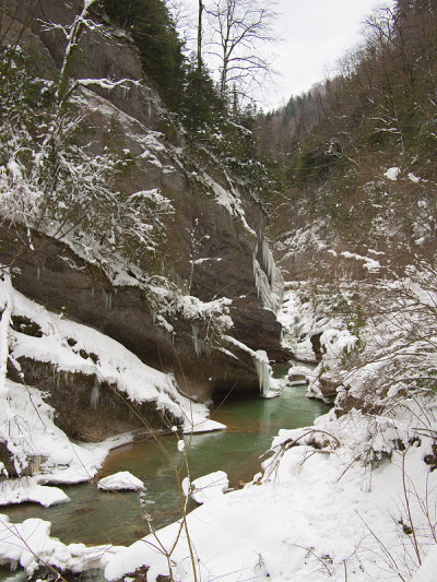 冬河山水带山