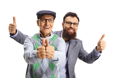 一位兴高采烈的老人和一个在后面竖起大拇指的大胡子年轻人