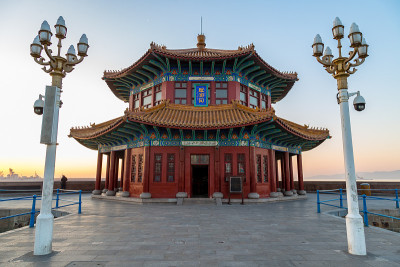 中国山东青岛，日出栈桥码头。“惠兰亭”的名字刻在大门上方。
