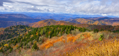 蓝岭公园道秋日山景。