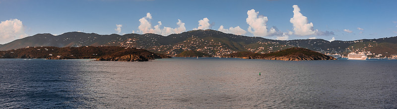 在傍晚阳光下的圣托马斯海岸全景