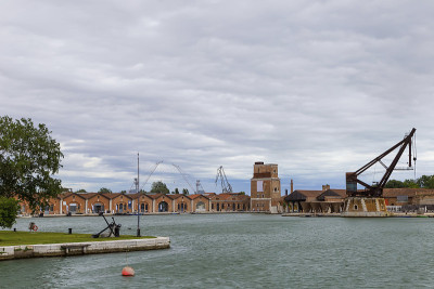 工业船坞(Arsenale di Venezia)在意大利，威尼斯。装载起重机和码头。