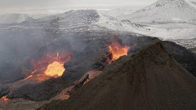 冰岛火山喷发鸟瞰图