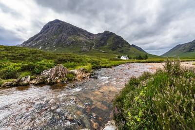 在Glencoe山谷的库帕尔河风景与Buachaille Etive Mor在前景，高地，苏格兰，英