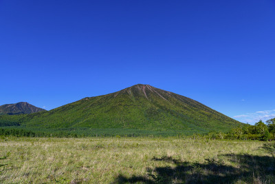 初夏，从森约加哈拉沼泽看到的南台山