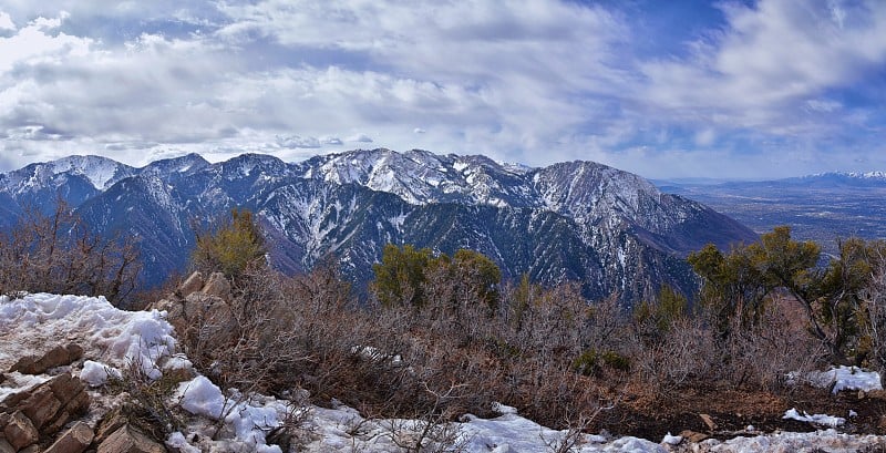 俯瞰响尾蛇峡谷小径，Wasatch Front，盐湖城，犹他州。美国。美国