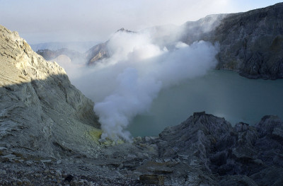从火山口冒出的烟