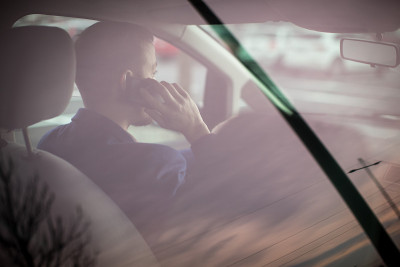 英俊的年轻人开车