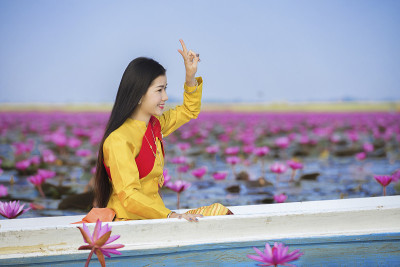 美丽的女人与莲花