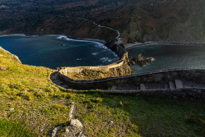 风景优美的楼梯到圣胡安de Gaztelugatxe俯瞰大西洋，Bermeo，巴斯克国家，西班牙