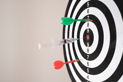 在注射器和疫苗方面取得成功。击中靶的中间。