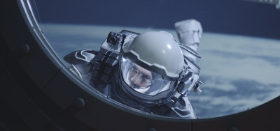 宇航员在宇宙飞船的窗口漂浮