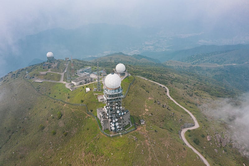 天文台位于大帽山，是香港的最高峰