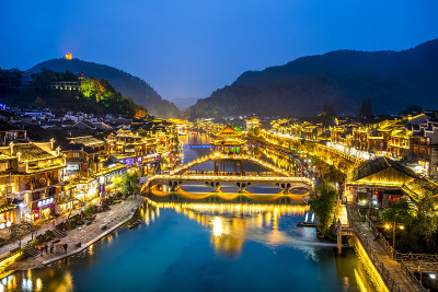 中国湖南凤凰古城苗族民居夜景