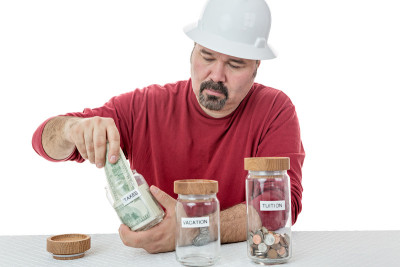 不开心的建筑工人纳税