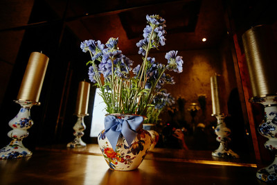 花瓶里的花束和蜡烛，豪华的内饰。节日桌上摆放着鲜花、蜡烛。豪华住宅室内设计