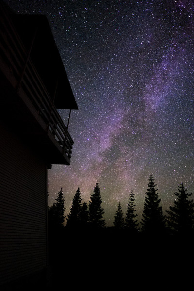 晚上与银河的小屋-在加利福尼亚