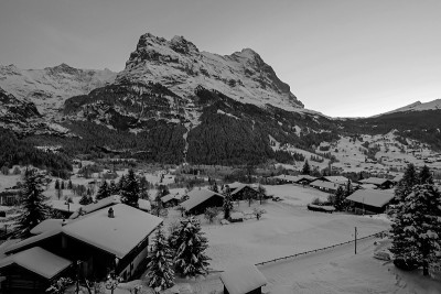 格林德沃村黄昏与艾格尔峰，冬天白雪覆盖的风景，黑白摄影，瑞士
