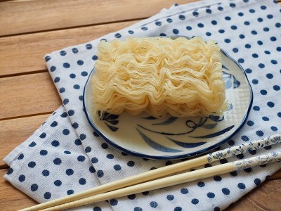 亚洲食物，米粉和蔬菜